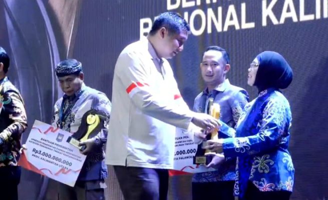 Wali Kota Bontang menerima penghargaan